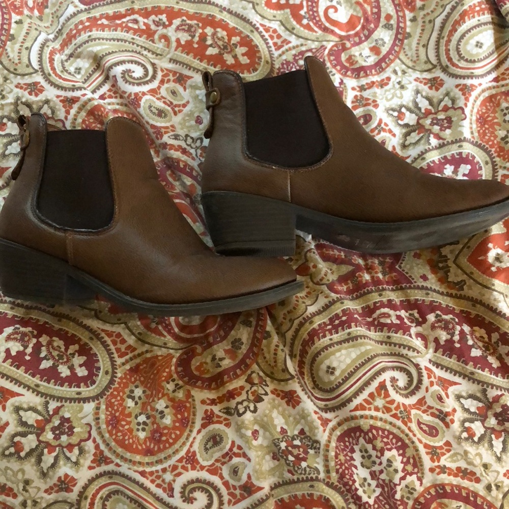 Brown heeled bootie